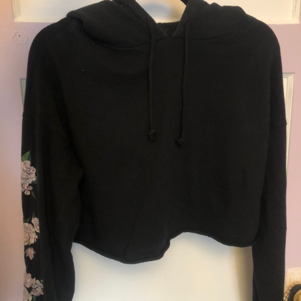 PACSUN “LA HEARTS” ROSE EMBROIDERED CROPPED HOODIE